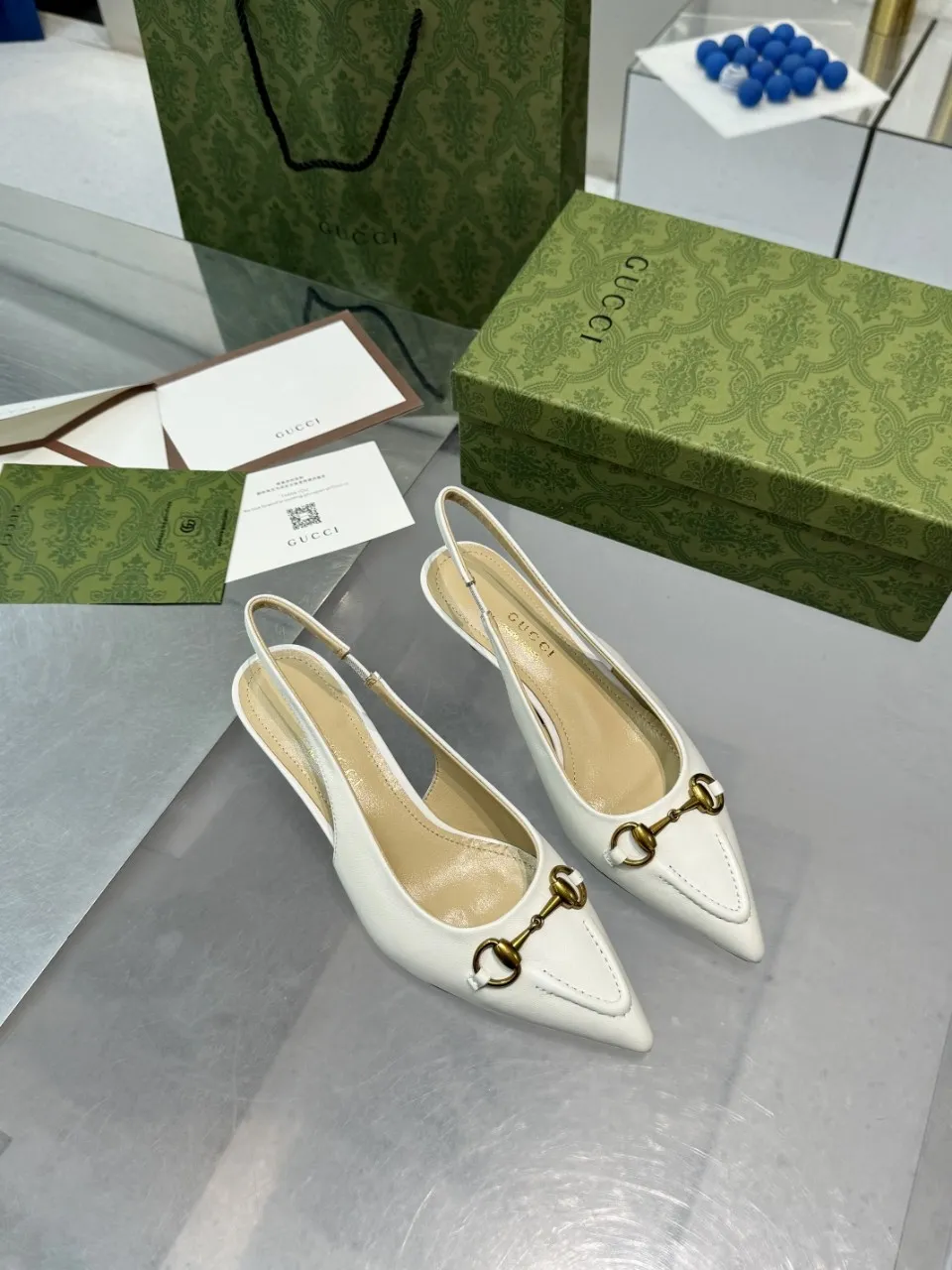 👟👟Ex-factory price 440👟👟 (genuine leather sole +40) Gucci Signoria pumps are named after the central square of Florence, recreating the classic and elegant style of the birthplace of the brand. Combining shiny patent leather with a pointed toe, these shoes are embellished with Gucci's signature chain, adding a stylish edge to your new season wardrobe. Upper: Made of first-layer imported patent cowhide/sheepskin lining. Outsole: rubber non-slip outsole/genuine leather outsole. Size: 35-42 (34/41 42 customized, non-refundable)